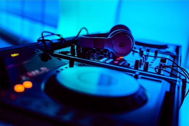 Become-a-DJ-at-Community-Radio